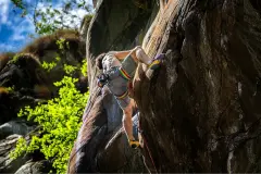 Gökkuşağı renkli chalk bag detayı